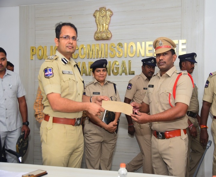 అధికారలకు నగదు రివార్డులు అందించిన సీపీ