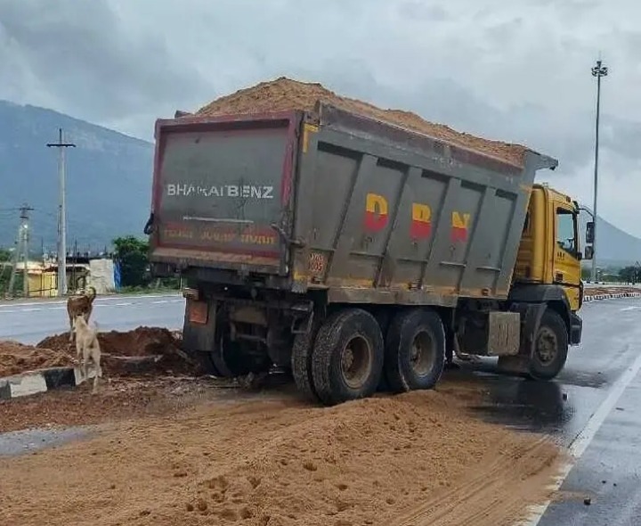 ఉదయగిరిలో డివైడర్‌ను ఢీకొట్టిన టిప్పర్