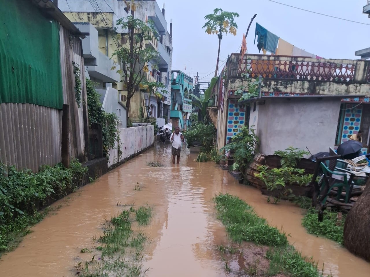 జలదిగ్బంధంలో వీధులు