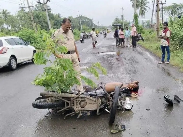 రోడ్డు ప్రమాదంలో యువకుడు మృతి