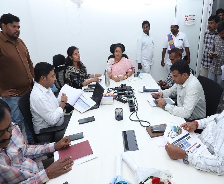 ముఖ్యమైన సేవలను వేగవంతం చేయాలి: మేయర్, కమిషనర్