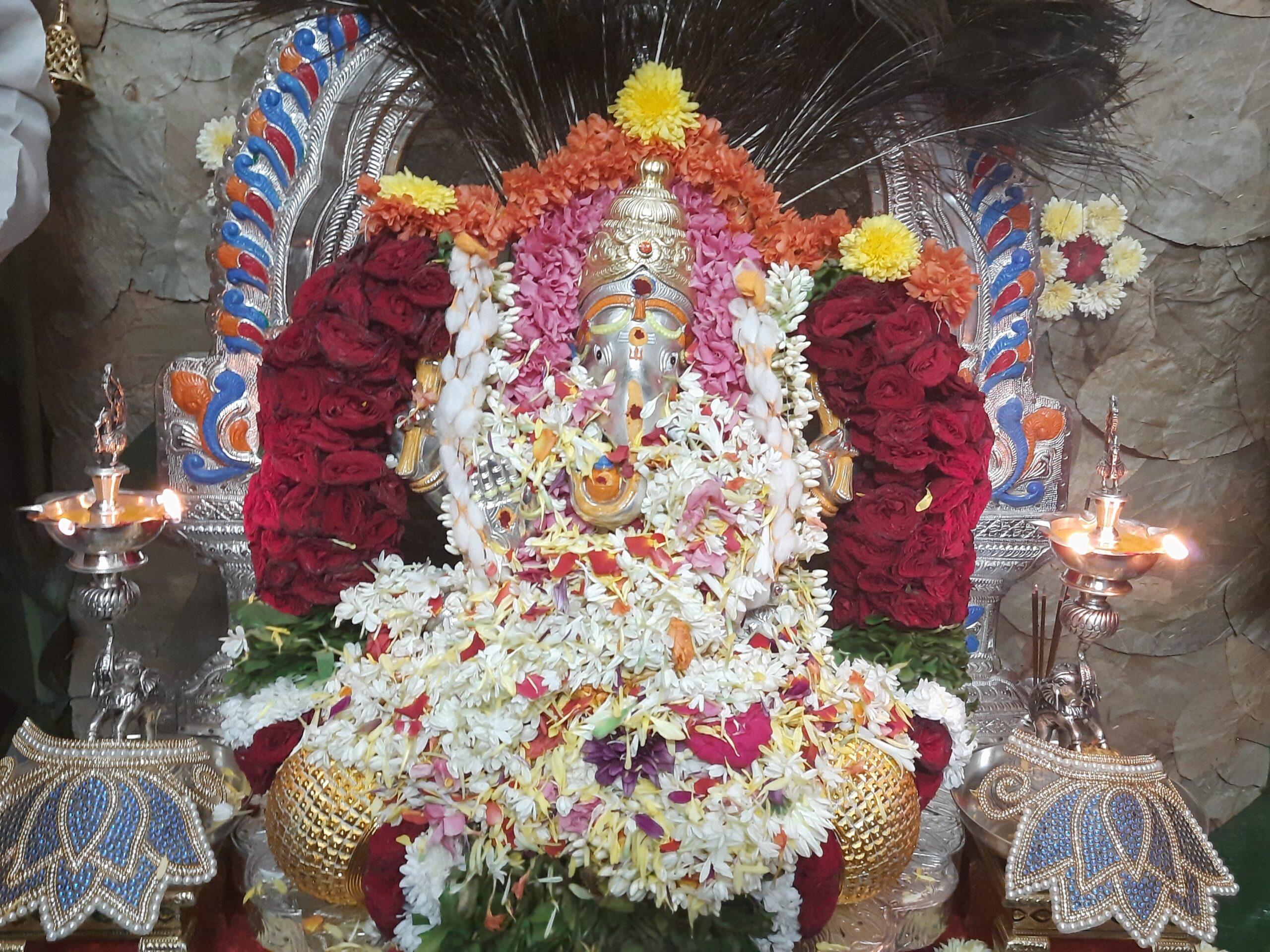 వెండి వినాయకుడికి ప్రత్యేక పూజలు
