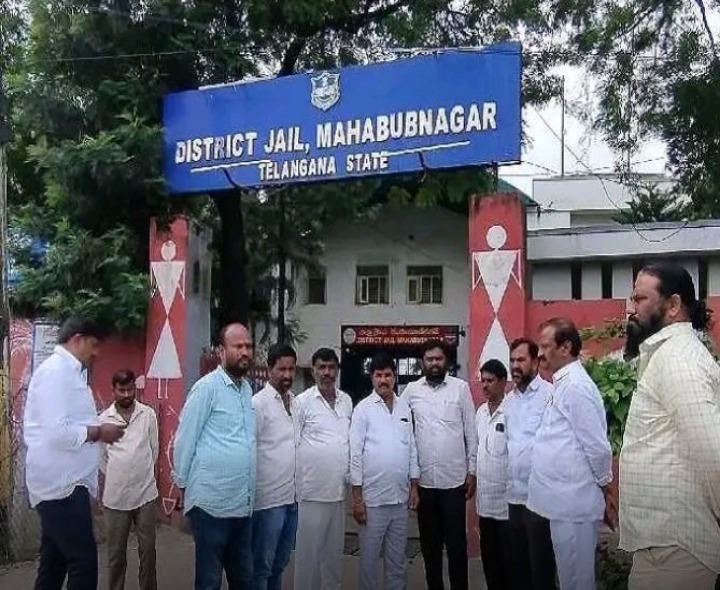 రిమాండ్‌లో ఉన్న కార్యకర్తను కలిసిన మాజీ ఎమ్మెల్యే