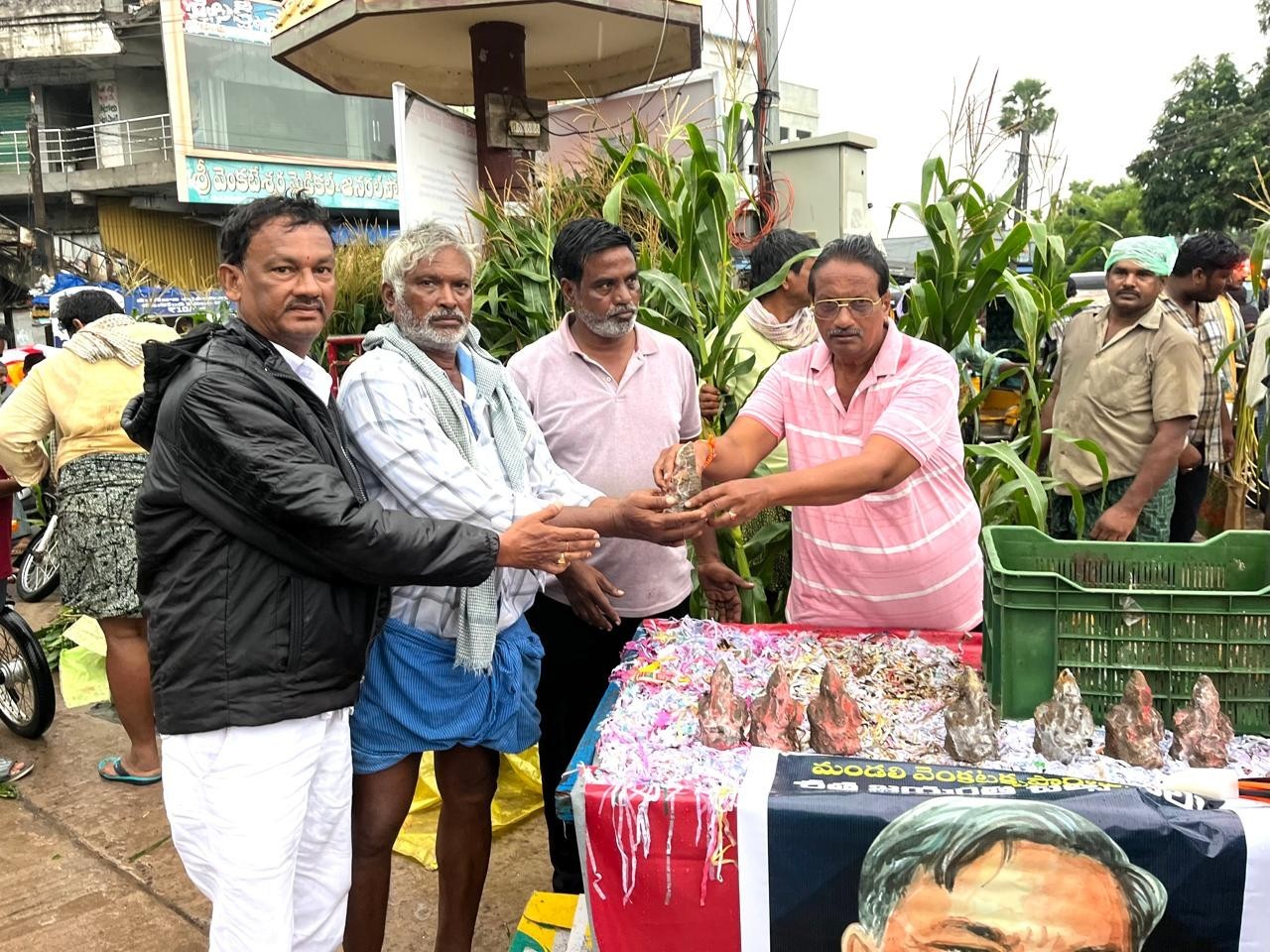 పర్యావరణ పరిరక్షణకు మట్టి విగ్రహాలు పంపిణీ