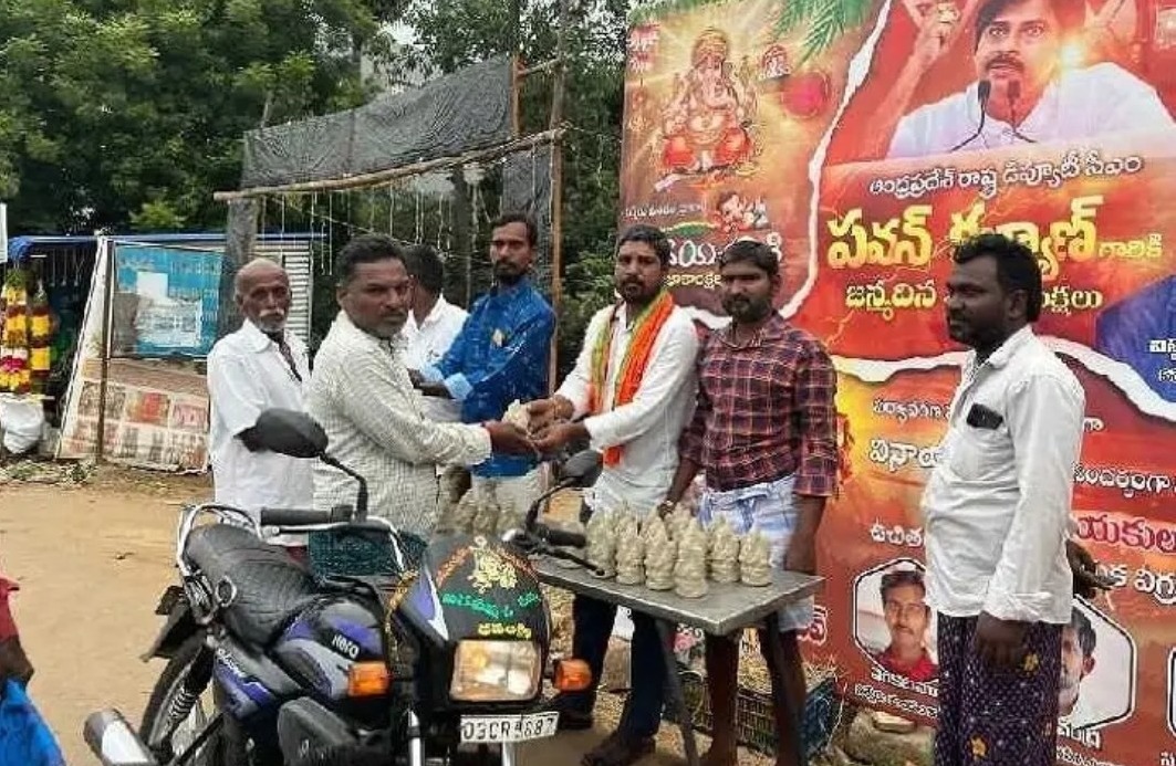 ఏర్పేడులో మట్టి విగ్రహాల పంపిణీ