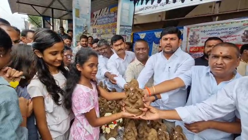 ఉచితంగా మట్టి గణపతి విగ్రహాలు పంపిణీ