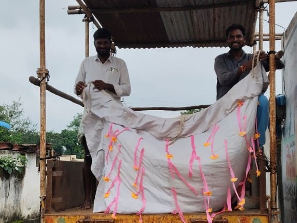 వినూత్న ఆలోచన… ట్రాక్టర్ ట్రాలీలో గణేష్ మండపం