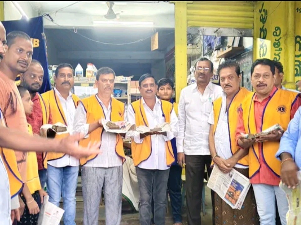 పర్యావరణహిత విగ్రహాల పంపిణీ