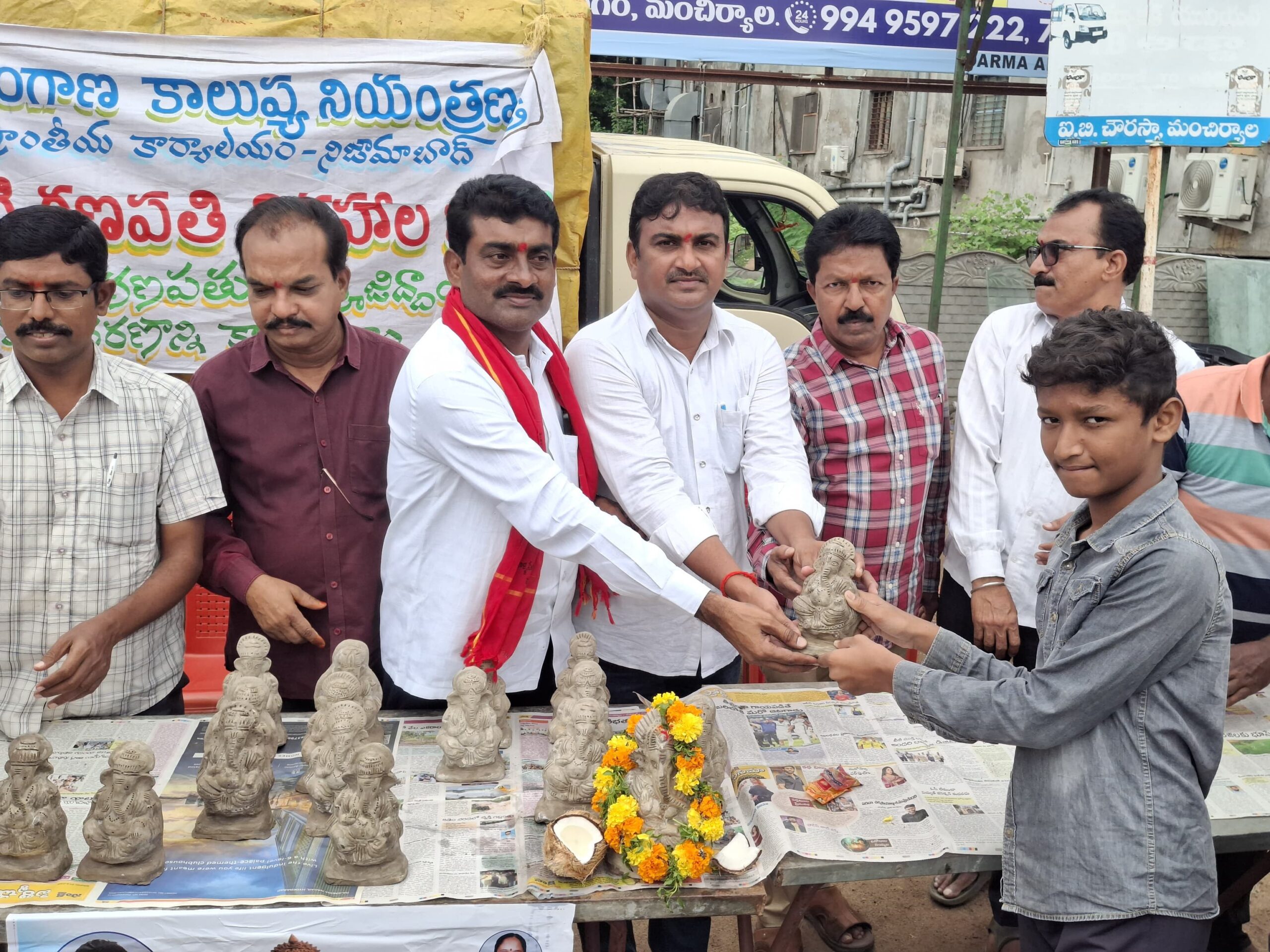 మట్టి గణపతి విగ్రహాలతో పర్యావరణ పరిరక్షణ