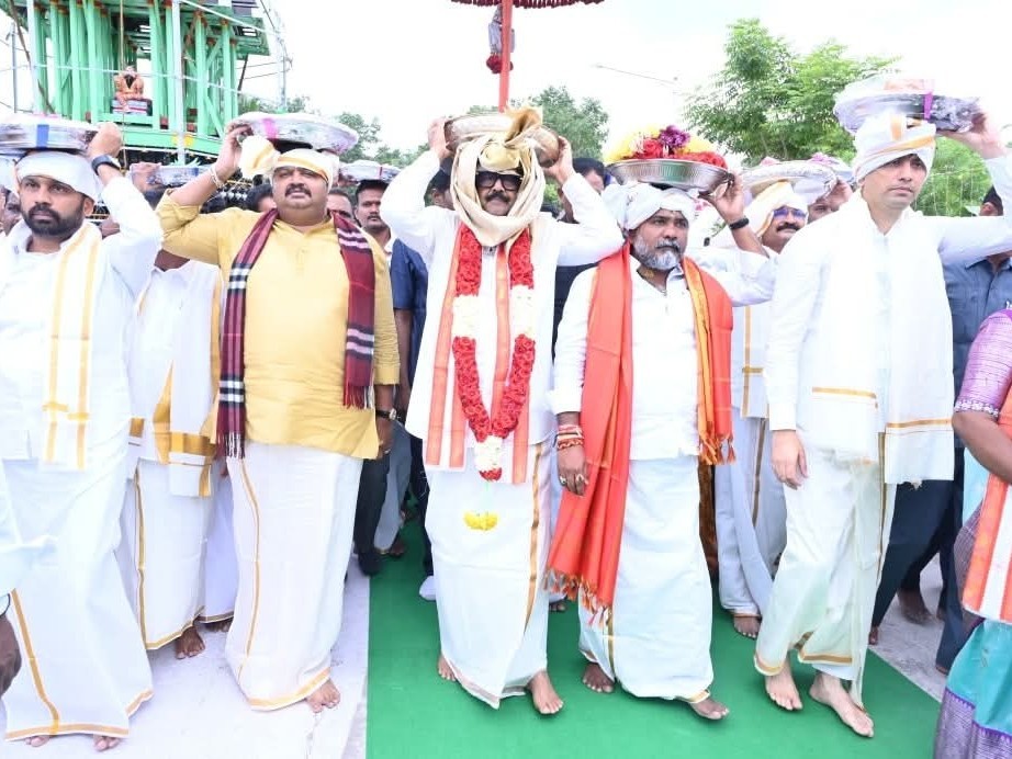 పట్టువస్త్రాలు సమర్పించిన మంత్రి ఆనం