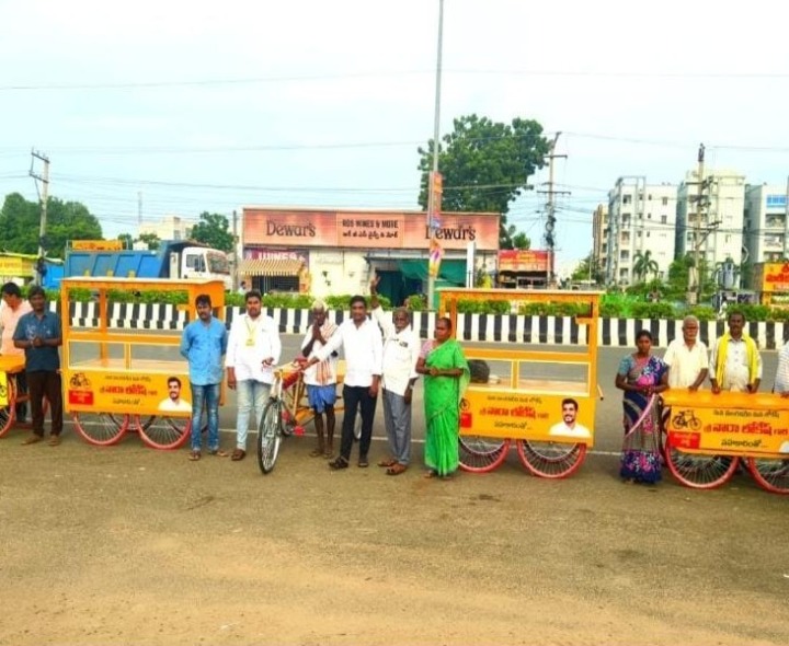 చిరువ్యాపారులకు మంత్రి లోకేశ్ చేయూత