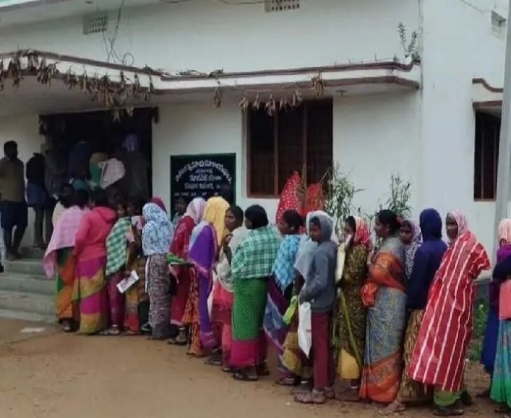 వర్షంలో యూరియా కోసం రైతుల అవస్థలు