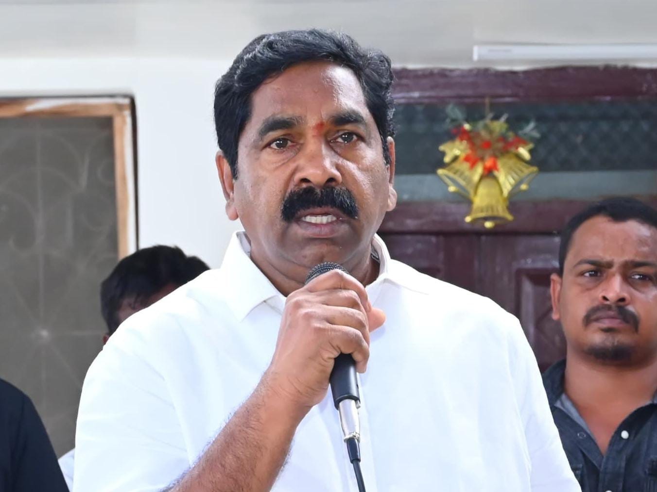 ఉత్సవ నిర్వాహకులకు ఎమ్మెల్యే సూచనలు