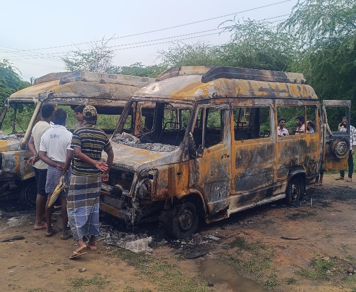 రెండు టెంపోలు దగ్ధం