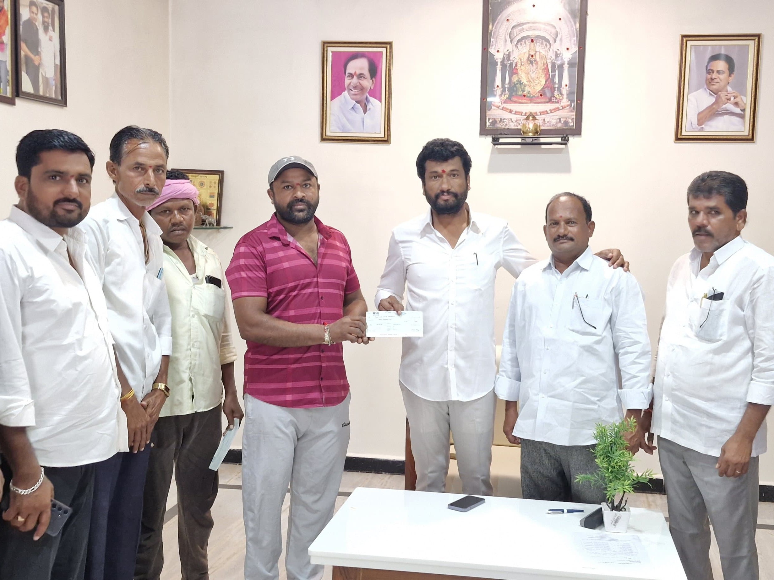 CMRF చెక్కును అందజేసిన ఎమ్మెల్యే అనిల్ జాదవ్