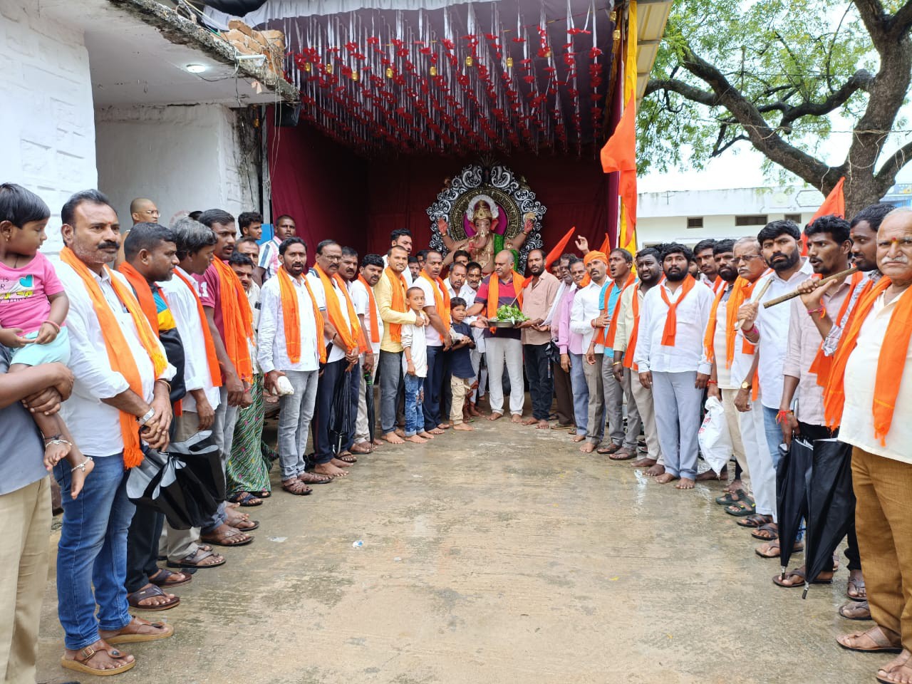 ఊట్కూరులో పలు వీధుల్లో వినాయక ప్రతిష్ఠాపనలు