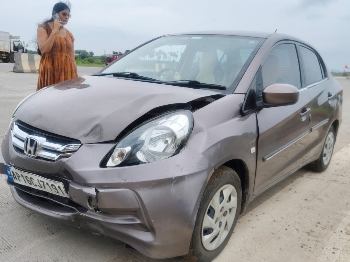 రెండు కార్లు ఢీ.. త్రుటిలో తప్పిన ప్రమాదం