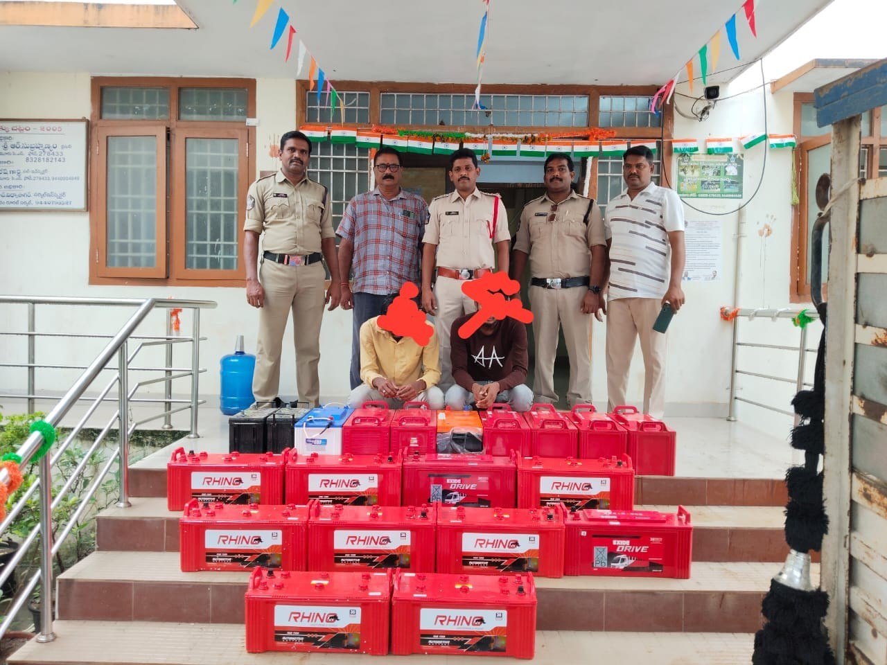 లారీ బ్యాటరీలు చోరీ చేస్తున్న దొంగలు అరెస్ట్