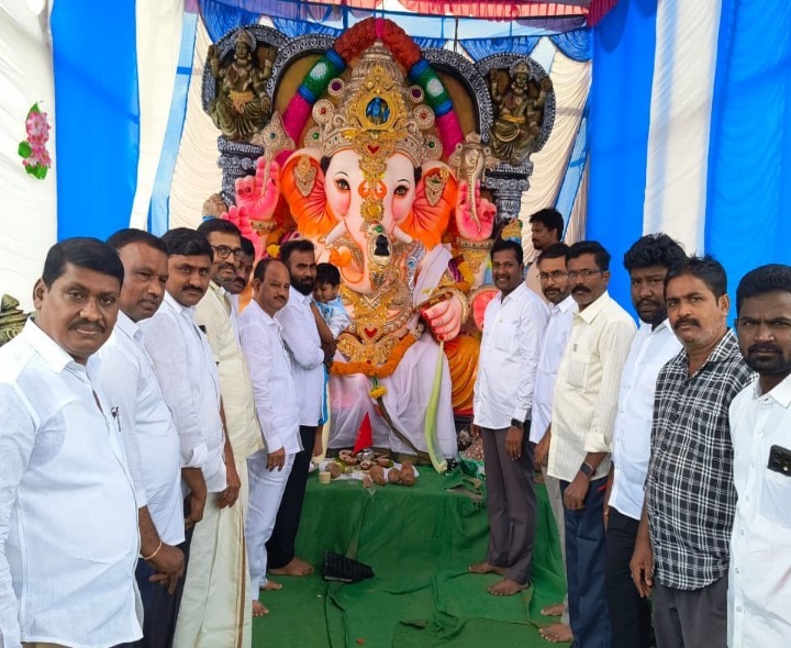 వినాయక మండపాలను దర్శించిన వైసీపీ ఇంఛార్జ్