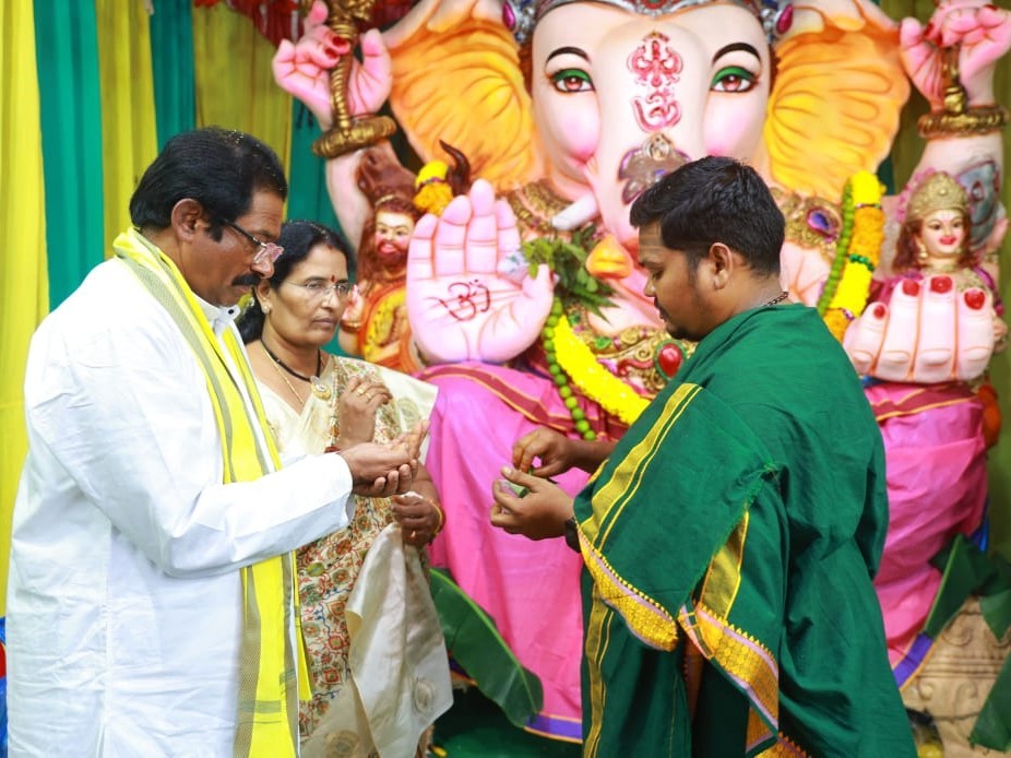 వినాయక ఉత్సవాల్లో ప్రభుత్వ చీఫ్ విప్ జీవి దంపతులు