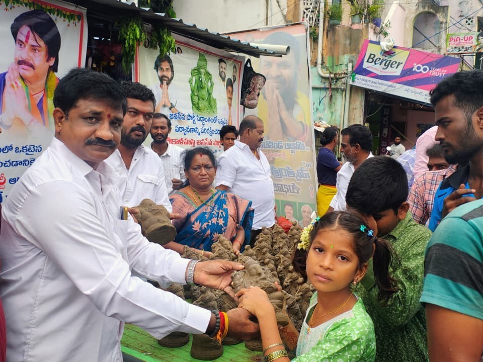 మట్టి వినాయక ప్రతిమల ఉచిత పంపిణీ