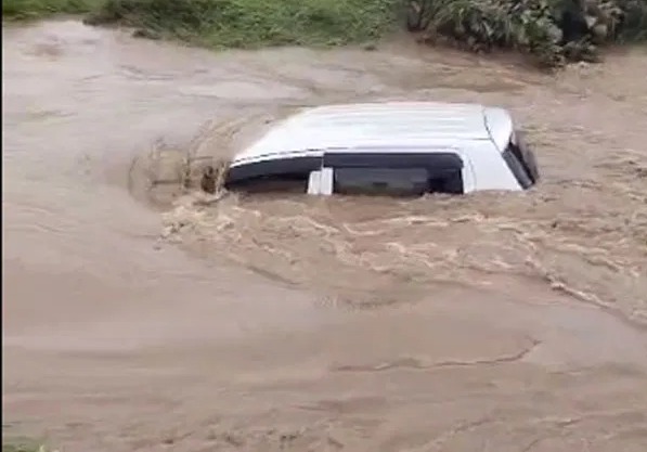 విషాదం: వాగులో కొట్టుకుపోయిన కారు