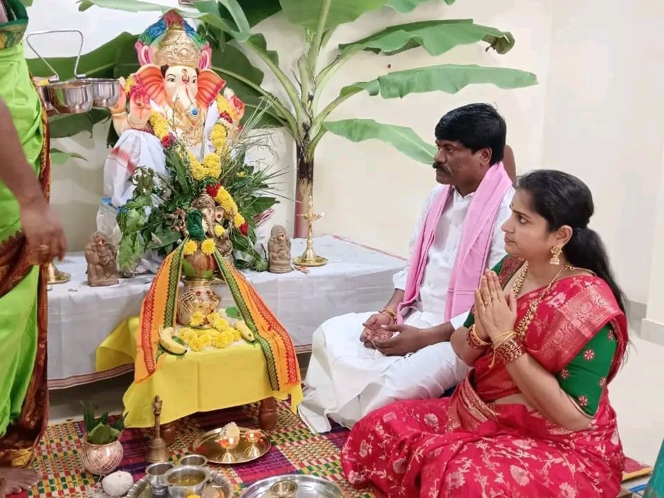 విగ్నేశ్వరుడికి ప్రత్యేక పూజలు నిర్వహించిన మాజీ ఎమ్మెల్యే