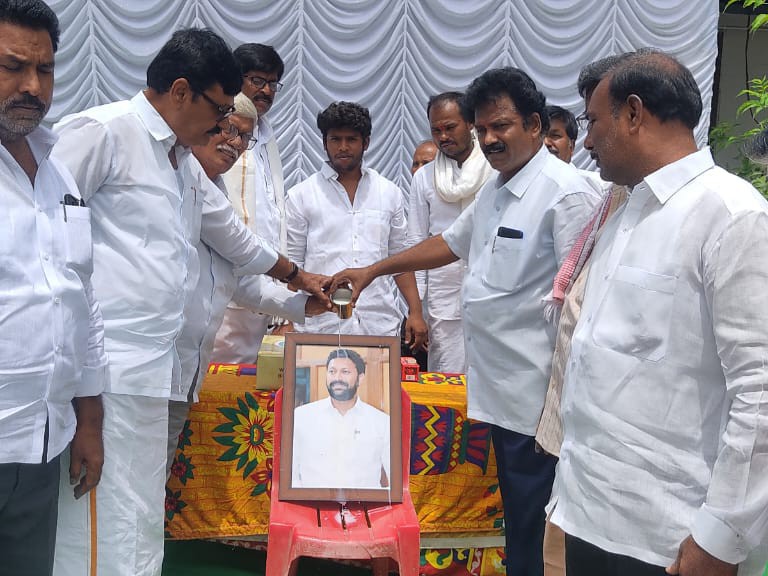 ఎంపీ చిత్రపటానికి పాలాభిషేకం