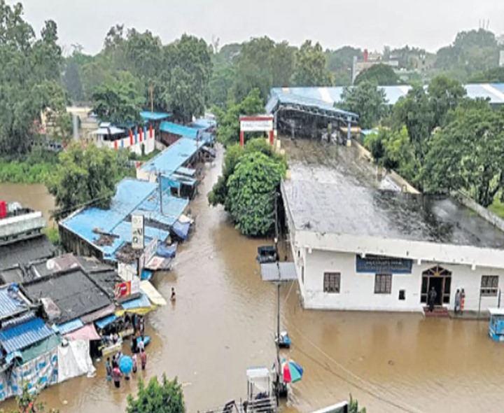భారీ వర్షం.. నీటమునిగిన గ్రామం