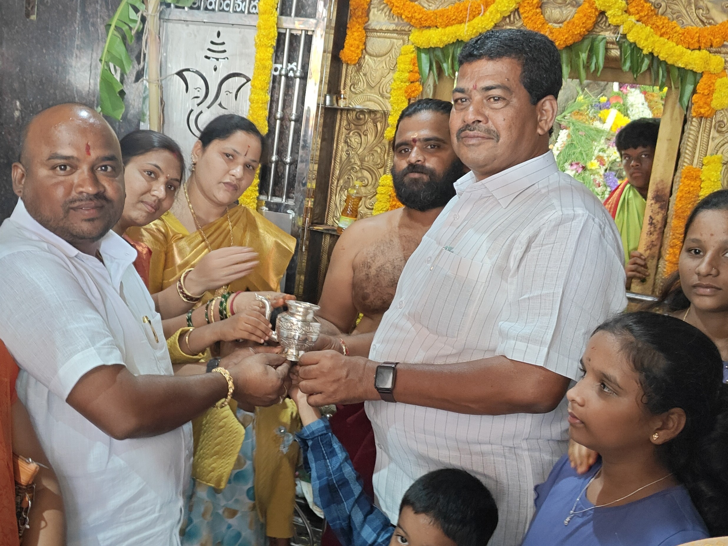 దశబుజ మహా వినాయకుడి సేవలో చేనేత విభాగం కార్యదర్శి