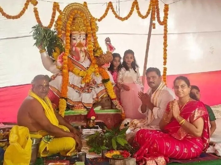 పొదిలిలో పోలీస్ స్టేషన్ ఆవరణలో సీఐ పూజలు