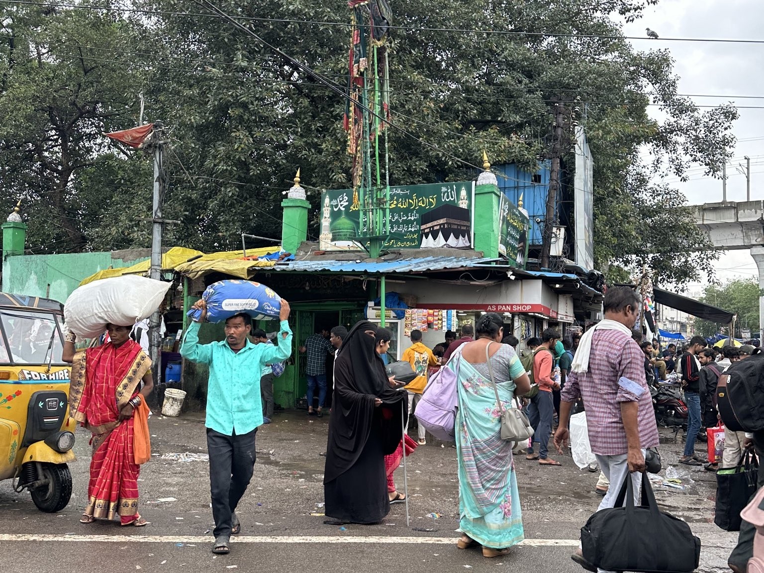 సికింద్రాబాద్ రైల్వే పరిసరాలు బురద మయం