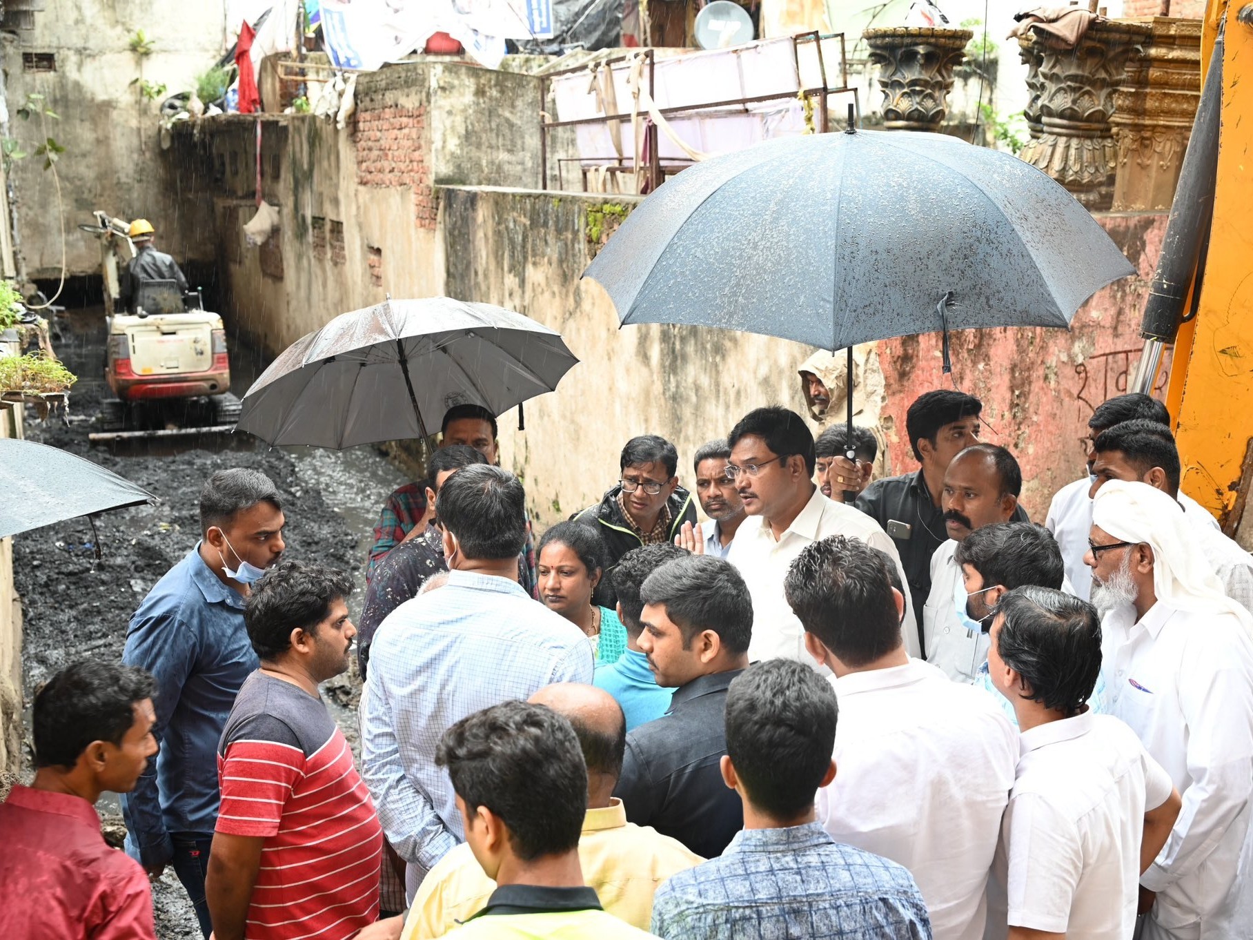 8 మీటర్ల లోతు వరకు పుడుకుపోయిన కృష్ణానగర్ నాలా..!