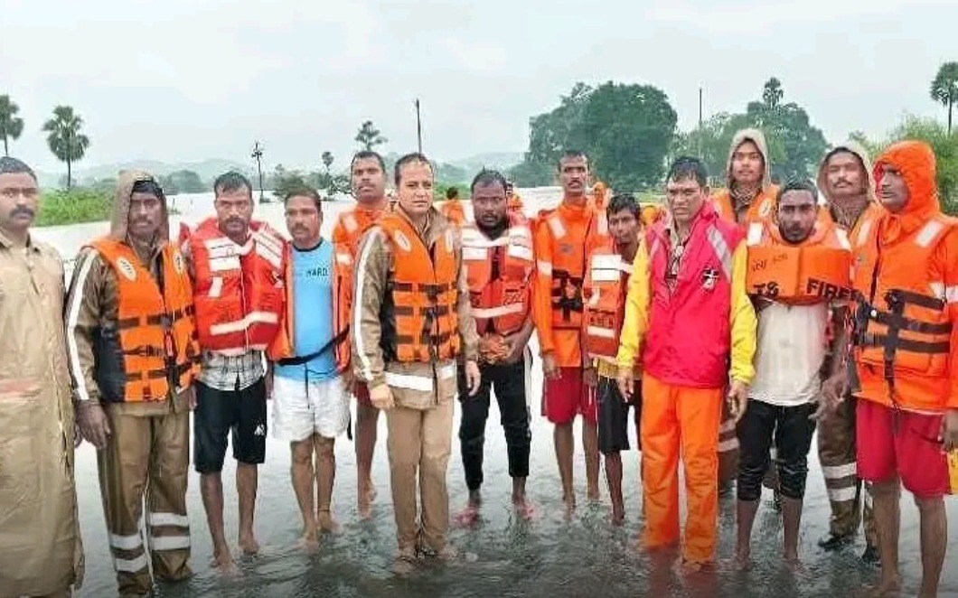 వరదలో చిక్కుకున్న కార్మికులు సేఫ్