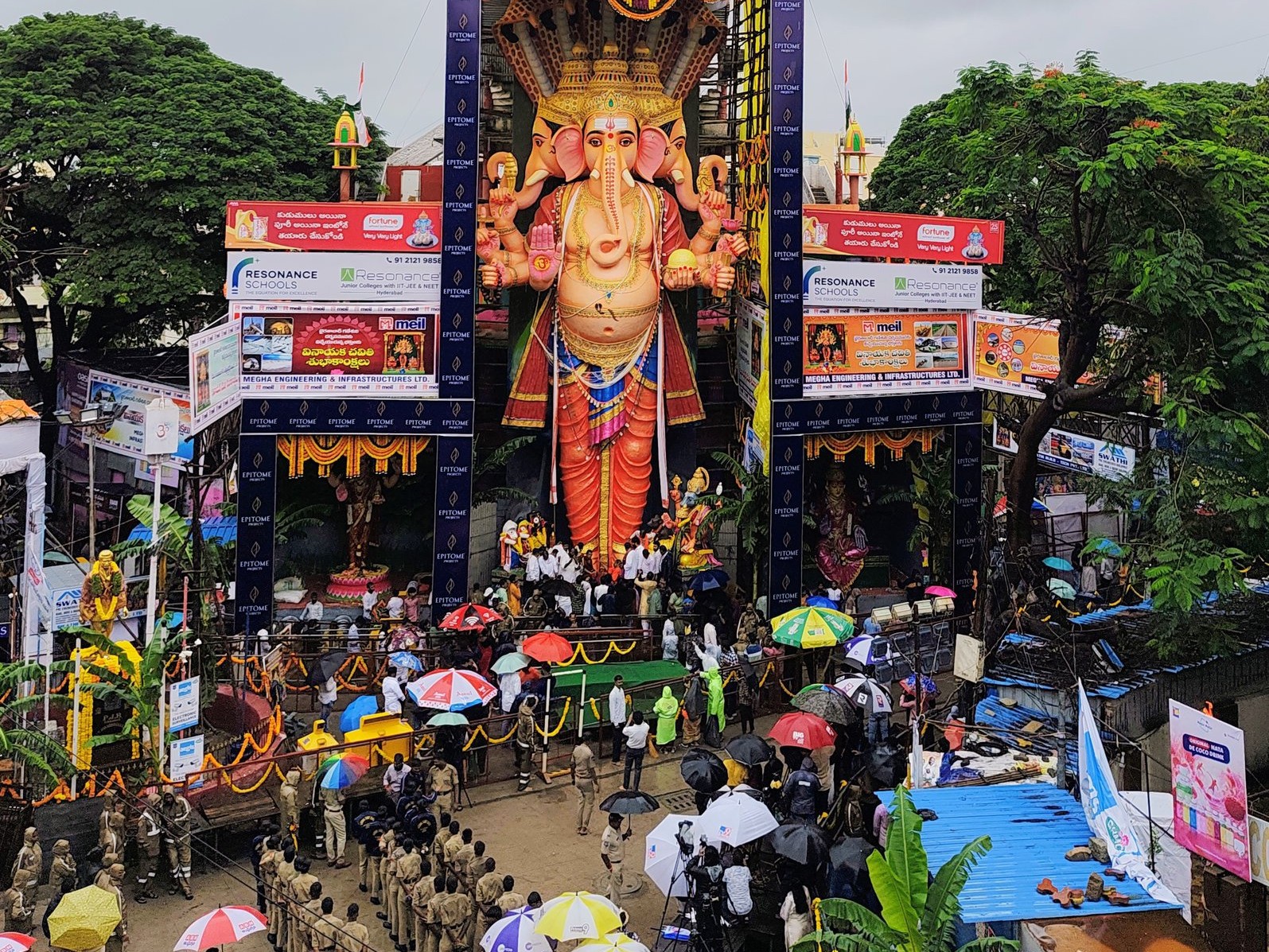 మరికొద్దిసేపట్లో ఖైరతాబాద్ గణేష్ వద్ద మరాఠీ బ్యాండ్ ప్రదర్శన