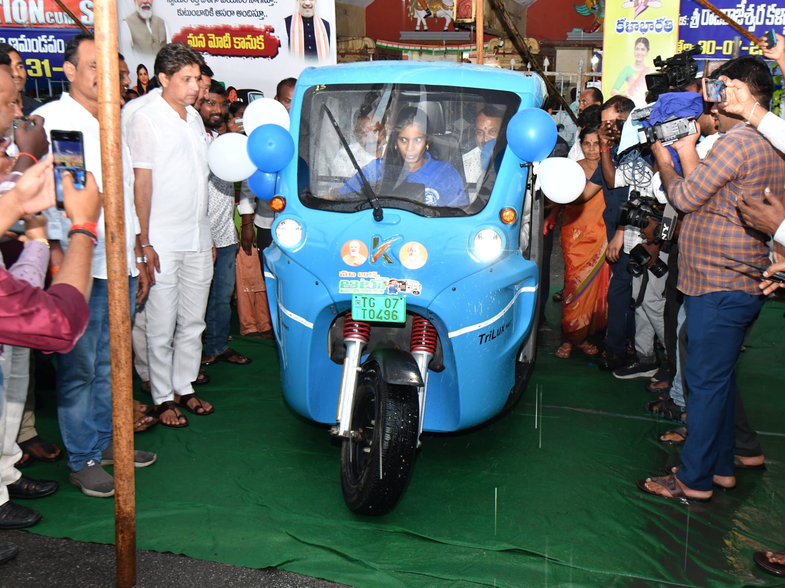 ఉచిత ఎలక్ట్రికల్ ఆటోల పంపిణీ: కేంద్రమంత్రి