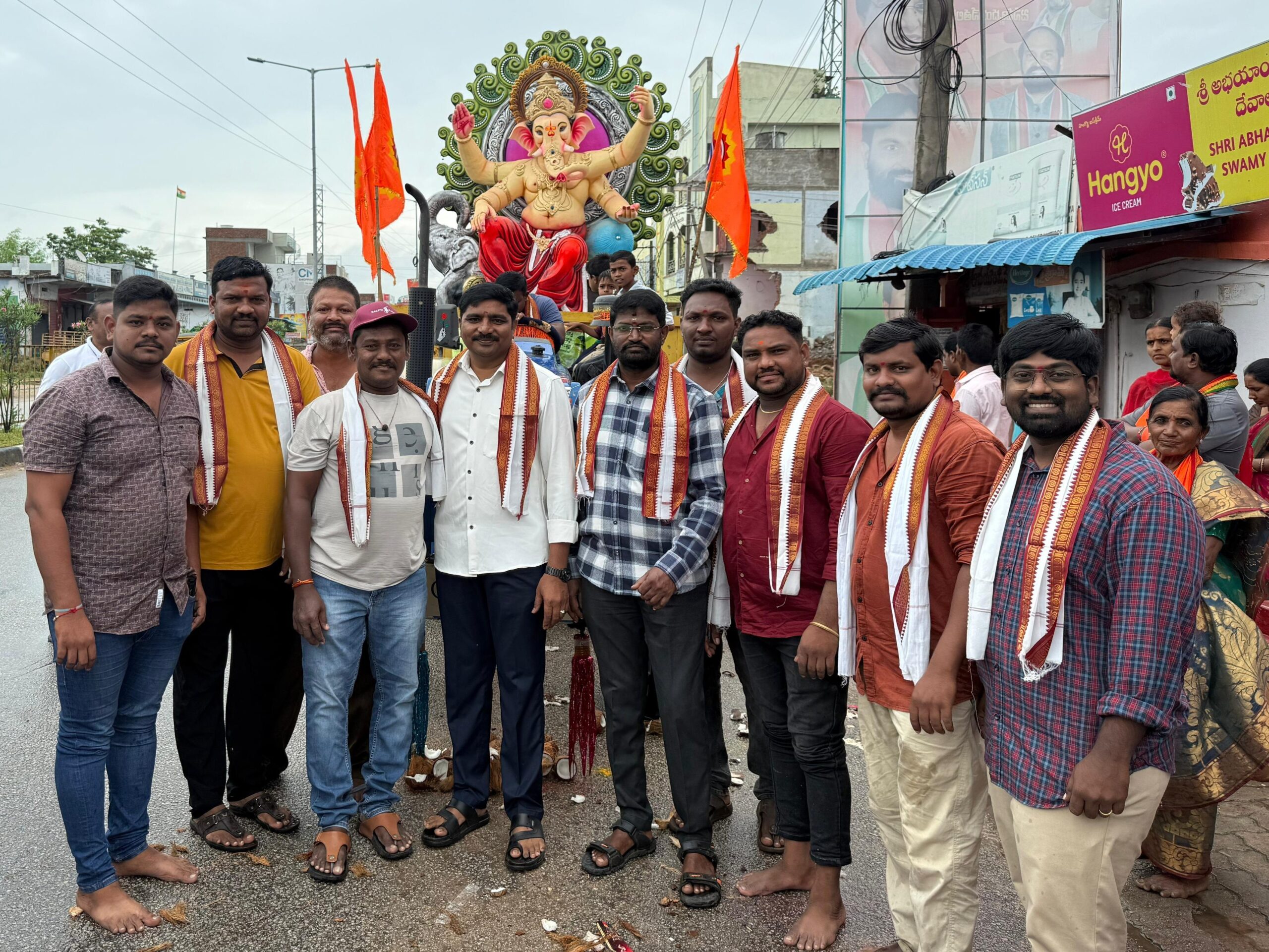 గణేష్ ఉత్సవాల్లో పాల్గొన్న పట్టణ BRS నాయకులు