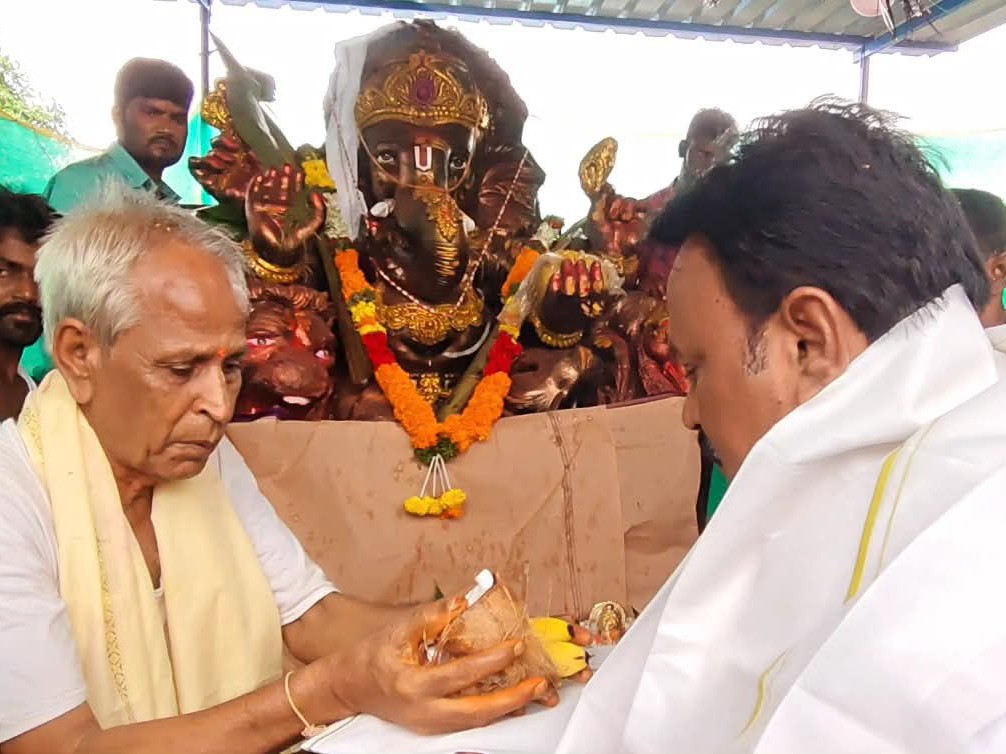 విఘ్నేశ్వరుని తొలి పూజ కార్యక్రమంలో ఎమ్మెల్యే