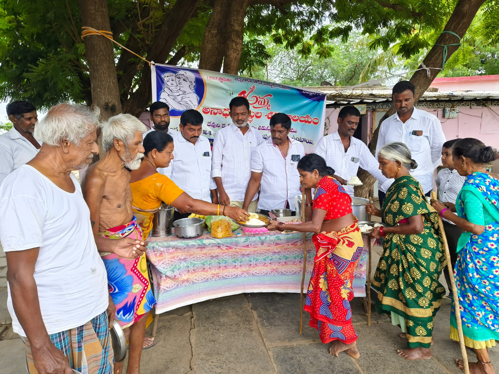అనాధల మధ్య ఎంపీ జన్మదిన వేడుకలు