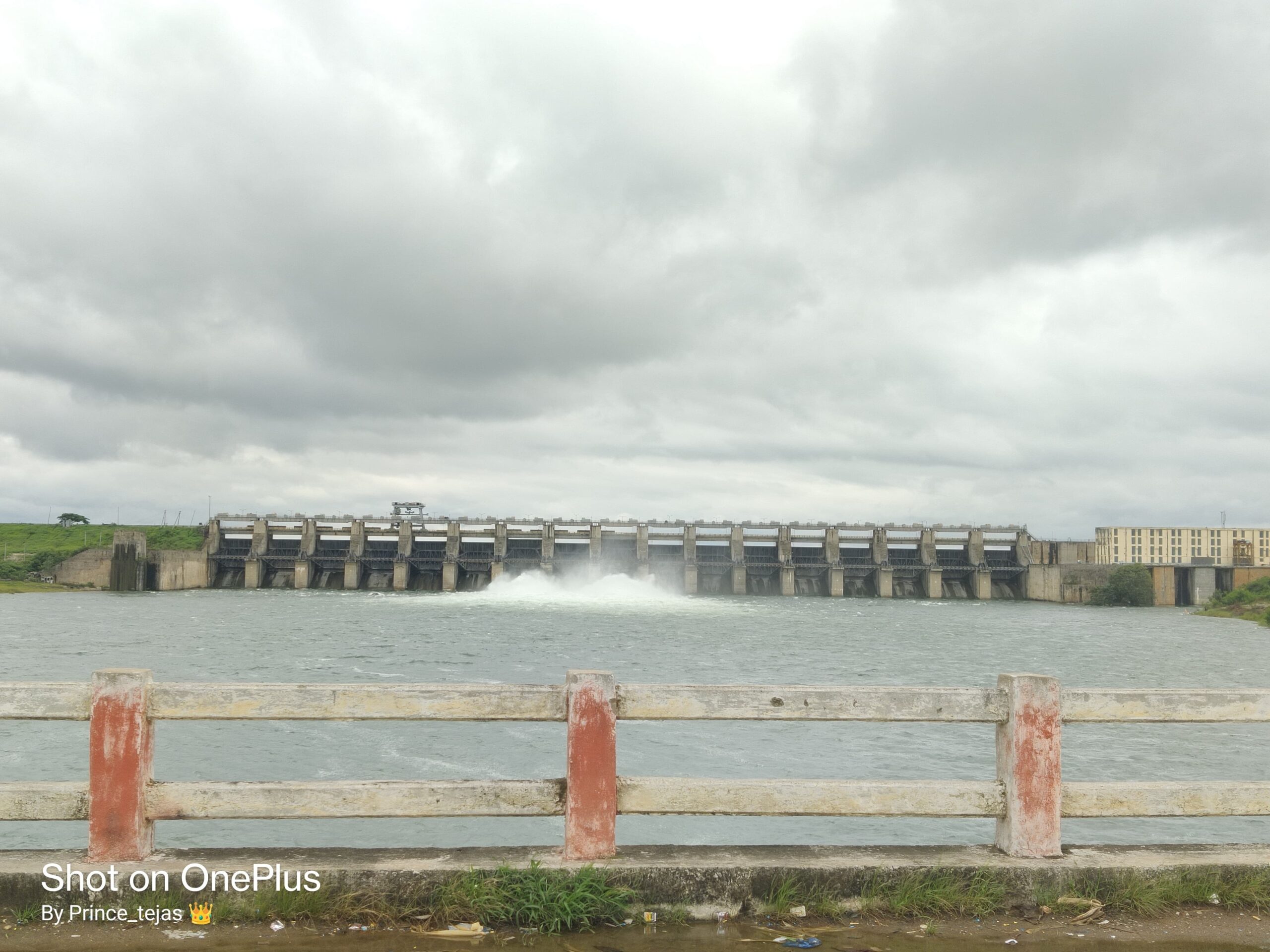 సింగూర్ ప్రాజెక్టు నాలుగు గేట్లు ఎత్తివేత