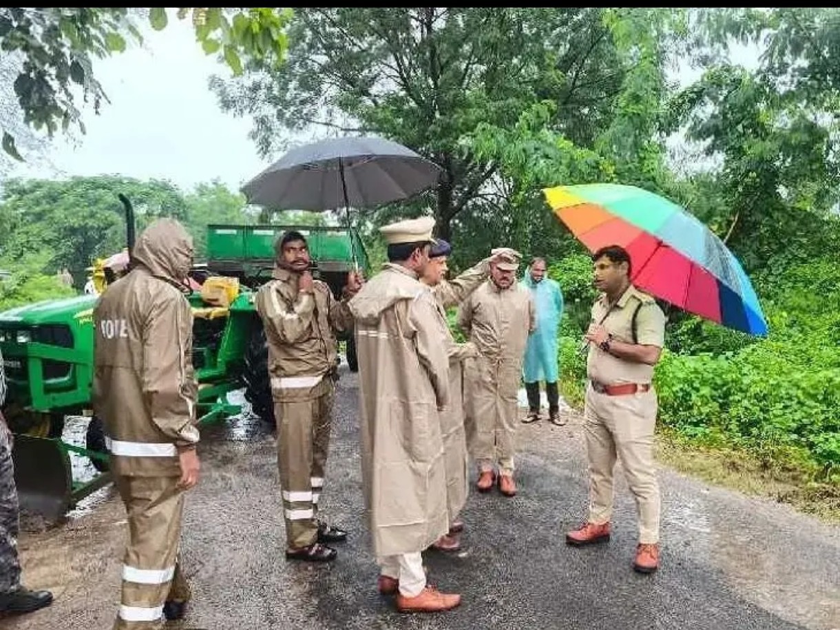 వాగులను సందర్శించిన ఎస్పీ రూపేష్
