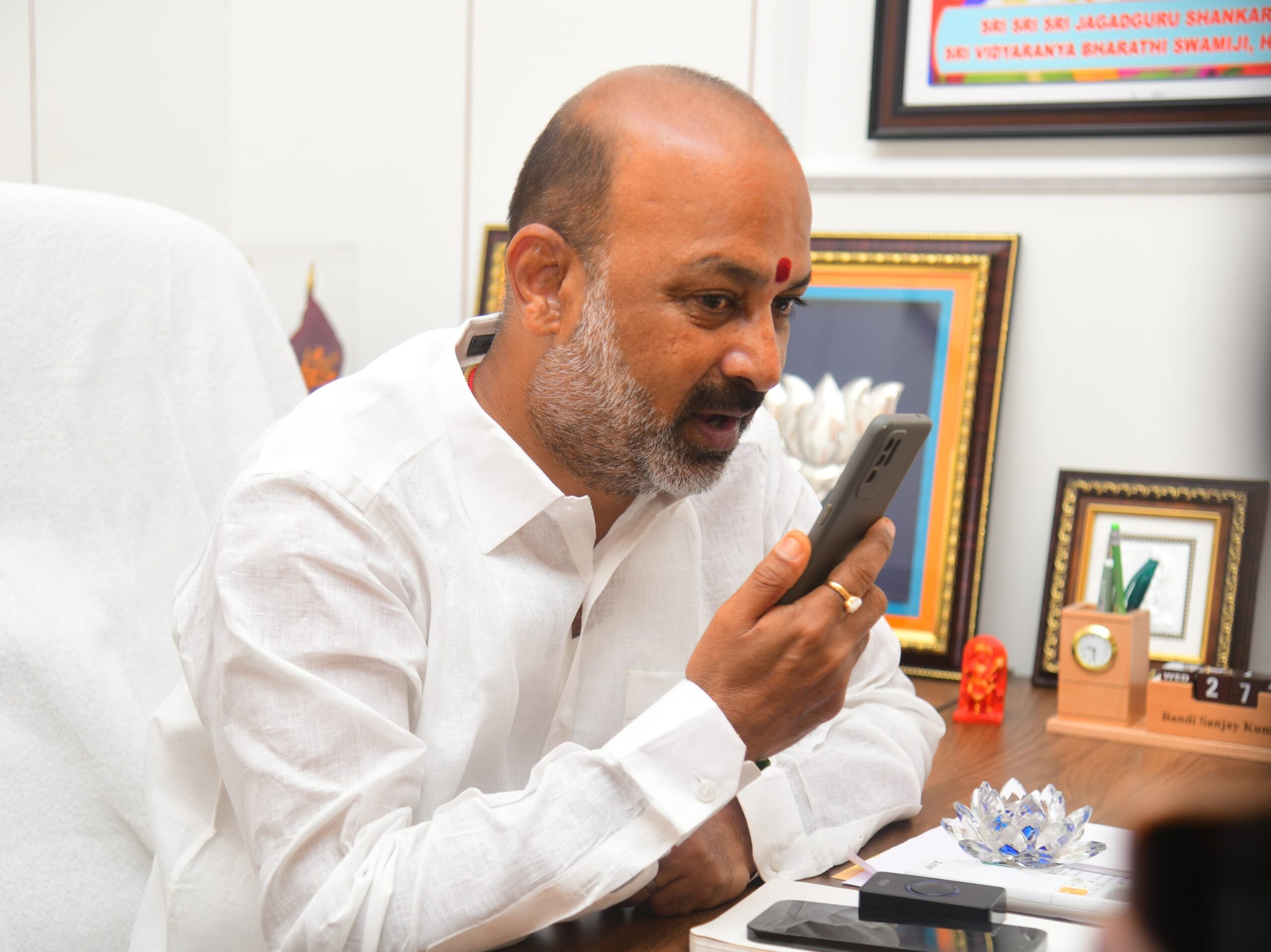 మానేరులో చిక్కుకున్న బాధితులకు బండి సంజయ్ భరోసా