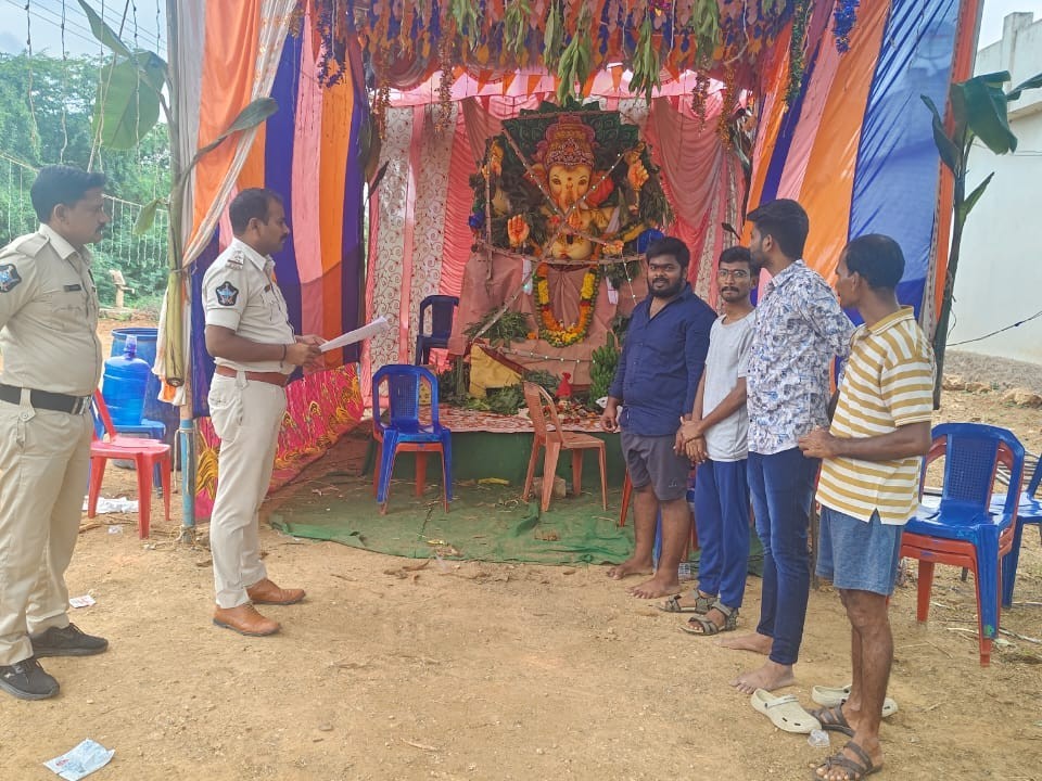 ‘మండపాల వద్ద కమిటీ సభ్యులు జాగ్రత్తగా ఉండాలి’