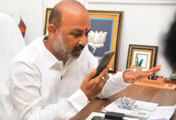 కలెక్టర్‌ను అలర్ట్ చేసిన బండి సంజయ్