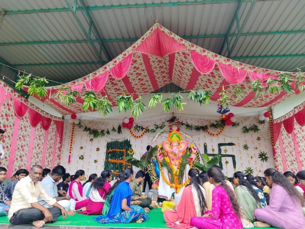 గణనాథుడికి పూజలు  చేసిన వ్యవసాయ కళాశాల విద్యార్థులు