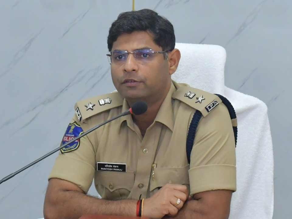 భారీ వర్షాల నేపథ్యంలో అప్రమత్తంగా ఉండాలి: ఎస్పీ