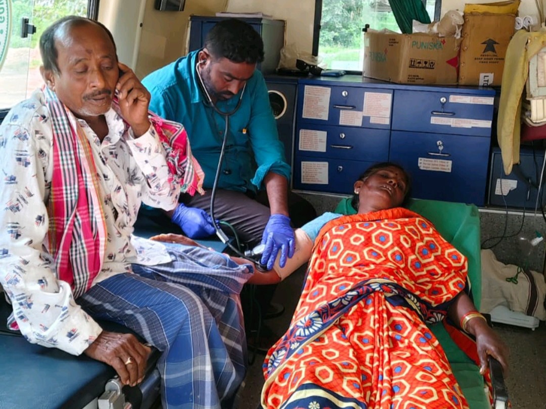 రోడ్డు ప్రమాదంలో భార్యాభర్తలకు గాయాలు