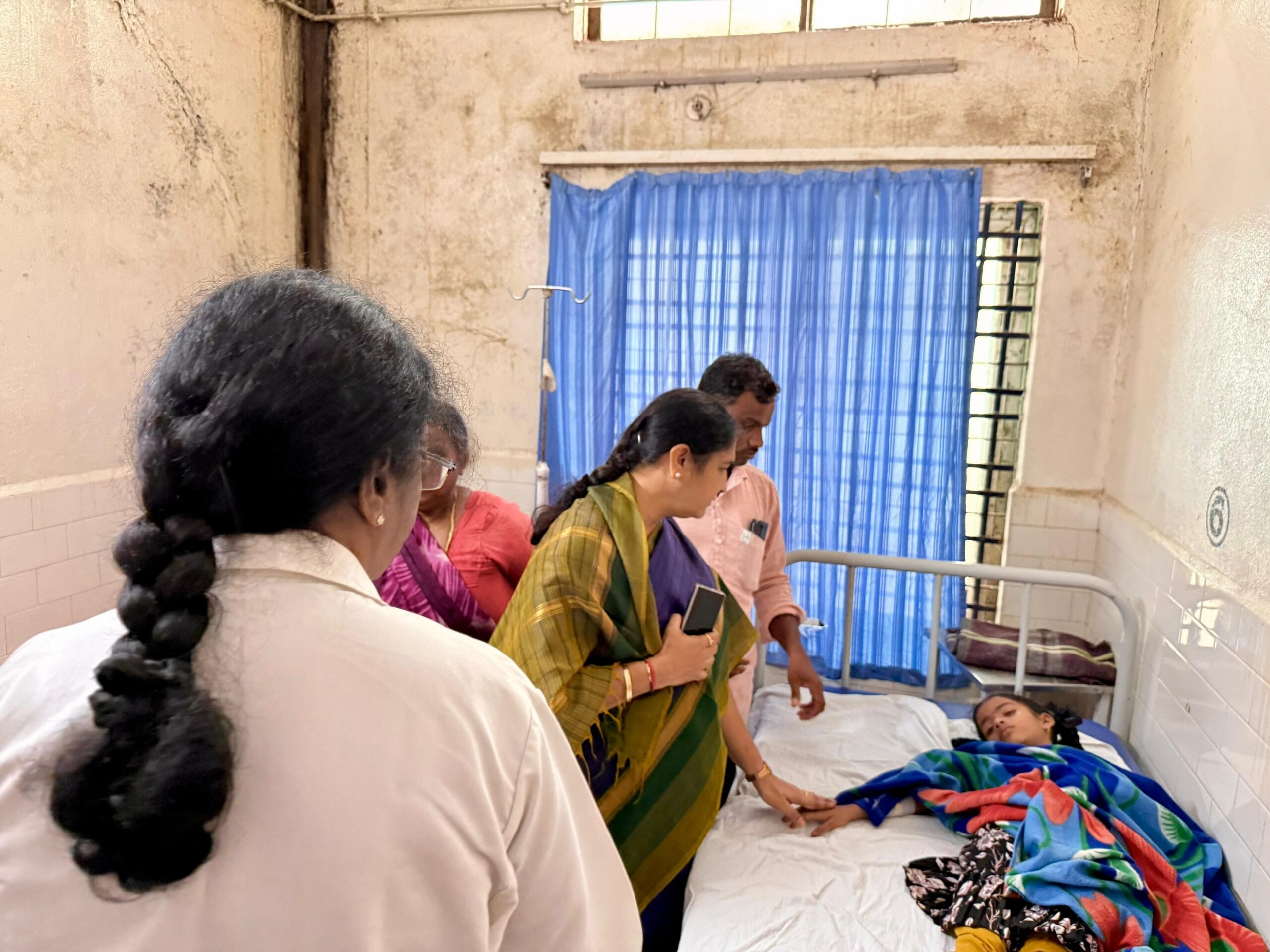 క్షతగాట్లను పరామర్శించిన ఎమ్మెల్యే
