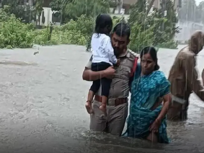 వరద బీభత్సం.. 60 మందిని కాపాడిన పోలీసులు