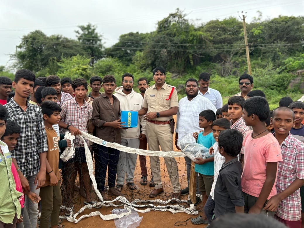ఉదారతను చాటిన ఎస్సై విక్రమ్